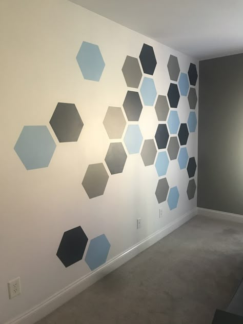 Hexagon Accent Wall Bedroom, Hexagon Wall Painting Ideas, Hexagon Pattern Wall Design, Hexagon Wall Paint, Hexagon Accent Wall, Accent Wall Design Ideas, Hexagon Decor, Wall Paint Patterns, Boys Bedroom Paint