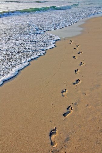 Beach With Mountains Painting, Beach Drawing, Footprints In The Sand, Image Nature, Beach Photography Poses, Summer Pictures, Beach Scenes, Beach Vibe, Ocean Beach