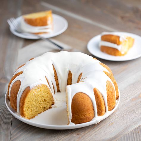 Yellow Pound Cake | Ready Set Eat https://www.food.com/recipe/duncan-hines-almond-pound-cake-531270 Yellow Pound Cake, Cake Mix Pound Cake, Grapefruit Cake, Lime Desserts, Lemon Pound Cake Recipe, Ring Cake, Ruby Red Grapefruit, Pound Cake Recipe, Dessert Simple