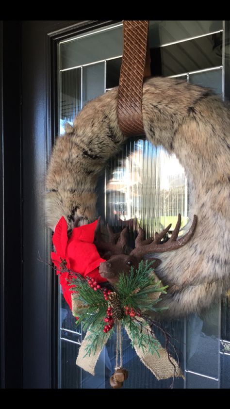 Brown Fur Wreath, Fur Wreath Christmas, Fur Wreaths, Fur Christmas Wreath, Fur Projects, Fur Wreath, Brown Christmas, Felt Christmas Decorations, Winter Wonderland Christmas