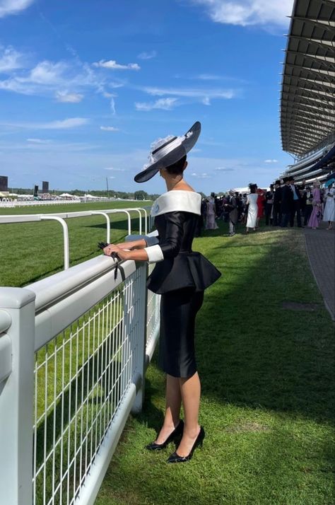 Derby Aesthetic Outfits, Elegant Hats For Women, Royal Ascot Aesthetic, Black And White Church Outfit, Derby Outfits For Women Classy, Royal Ascot Outfit, Royal Ascot Fashion, Ascot Outfits, Derby Attire