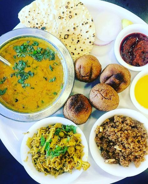 Dal Baati Churma, Rajasthan Food, Rajasthani Food, Naan Recipe, Food Art Photography, Street Corner, Tasty Vegetarian Recipes, Desi Food, Vegetable Curry