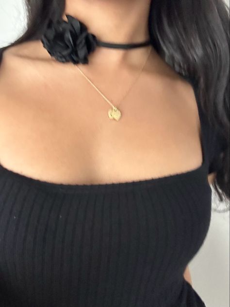 Black Flower Necklace Outfit, Black Flower Necklace, Neck Flower Choker, Flower Choker Necklace Outfit, Dress With Flower Choker, Black Flower Choker, Flower Choker Outfit, Choker Necklace Outfit, Choker Outfit