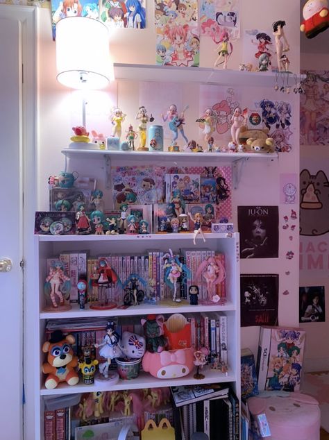 Manga Room, Otaku Room, Anime Room, Room Goals, Cute Bedroom Decor, Cute Room Ideas, Pretty Room, Dreamy Room, Anime Figurines