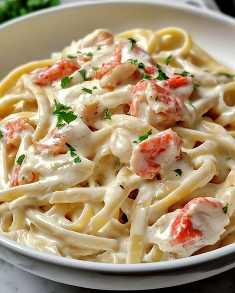 Crab Fettuccine Alfredo, Crab Fettuccine, Creamy Crab, Savory Meals, Fettuccine Alfredo, Edible Food, Good Eat, Healthy Lunch Recipes, Noodle Dishes