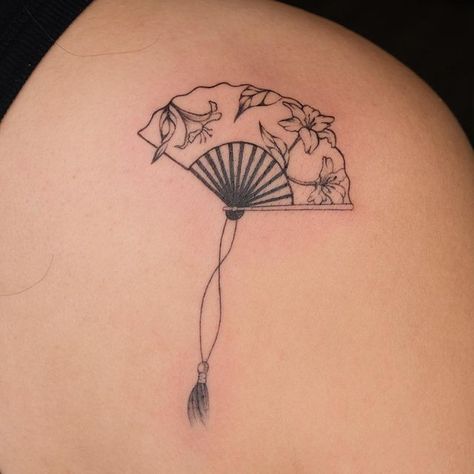 Double Happiness Tattoo, Minimalist Filipino Tattoo, Hand Fan Tattoo Design, Japanese Amulet Tattoo, Vietnamese Tattoos For Women, Small Fan Tattoo, Filipino Fan Tattoo, Japanese Fan Tattoo Traditional, Fan Tattoo Japanese