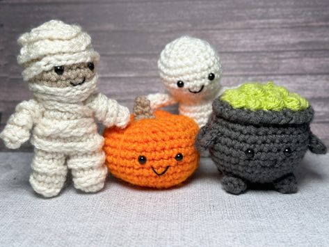 5 Little Monsters: Mini Mummy- Fall Mini Amigurumi Crochet Along Day 4 Crochet Mini Monster, Crochet Mummy, Halloween Knitting Patterns, Worry Worm, Crochet Fall Decor, Crochet Characters, Halloween Knitting, Crochet Autumn, Thanksgiving Crochet