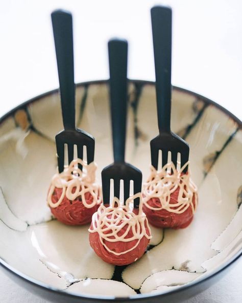 Celebrate with Cake Pops🍰🍭 on Instagram: “Dinner is served 🙈🙈😂😂 . . . . . @lane.ave.studio . . #cakepopsbyelisa #cakepops #meatballcakepops #meatball #funnycakepops #birthday…” Meatball Cake Pops, Meatball Cake, Dinner Is Served, Cakepops, Cake Pops, Meatballs, First Birthdays, Tableware, Cake