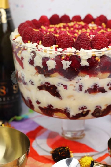 Raspberry Prosecco Trifle! - Jane's Patisserie Brownie Trifle Recipe, Chocolate And Orange Tart, Health Dessert Recipes, Trifle Bowl Recipes, Trifle Dessert Recipes, Christmas Trifle, Janes Patisserie, Xmas Desserts, Baked Caramel