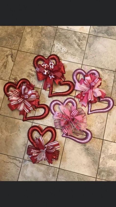 Valentines Day Crafts, Valentine Wreath Diy, Diy Valentines Day Wreath, Valentine Wreaths, Valentine Centerpieces, Valentine's Day Decorations, Easy Valentine Crafts, Valentine's Day Gift Baskets, Diy Valentine's Day Decorations