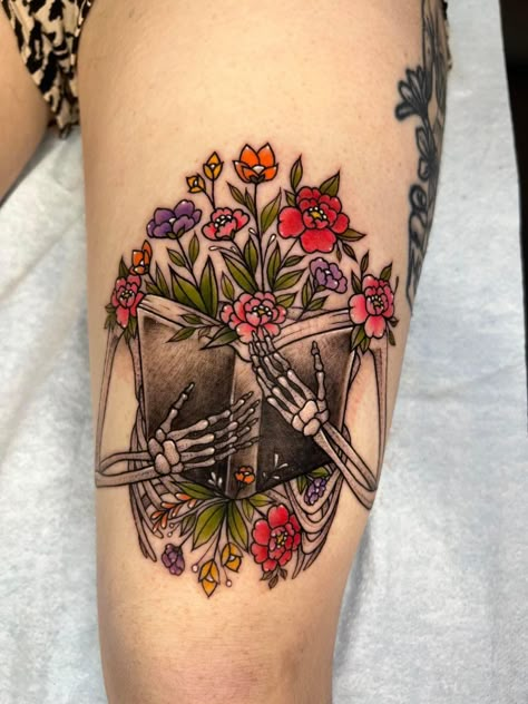 Skull With Books Tattoo, Bookish Tattoos Traditional, Book Hand Tattoo, Book Tattoos Traditional, Thread Of Life Tattoo, Horror Book Tattoo Ideas, Knee Hugger Tattoo, Book Skull Tattoo, Skull Book Tattoo