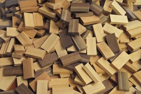 How to make wood dominos Diy Dominoes, Cube Games, Diy Lawn, Woodworking Inspiration, Wood Images, Diy Games, How To Make Diy, Wood Toys, Diy Toys