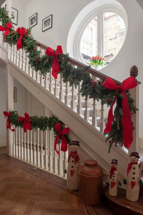 Railing Xmas Decor, Bannister Christmas Decor Garlands, Christmas Decorations For Banisters, Stair Decorating Ideas Christmas, Christmas Ideas For Stairs, Handrail Christmas Decor, Christmas Decor Exterior House, Christmas Decor Ideas For Stair Railings, Christmas Decor Railing Stairways