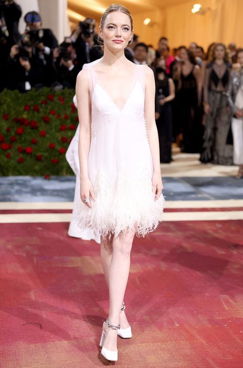 Emma Stone 2022, White Feather Dress, Red Carpet Dresses Best, Lv Dress, Met Gala Outfits, Gala Outfit, Met Gala Red Carpet, Feather Dress, Gala Dresses