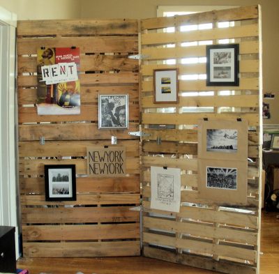 room divider Room Divider Ideas Diy, Pallet Room, Koti Diy, Fabric Room Dividers, Diy Room Divider, Reclaimed Pallets, Studio Apt, Decor Ikea, Recycled Pallet