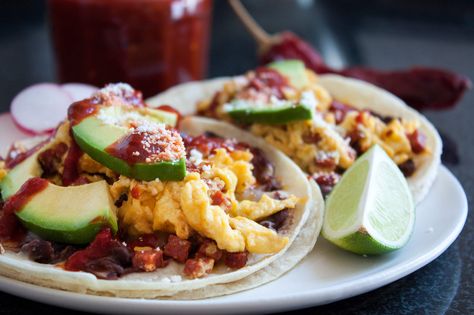 Spicy Breakfast Tacos Spicy Breakfast, Hangover Food, Food To Eat, Stop Overeating, Drinking Alcohol, Fast Healthy Meals, Breakfast Tacos, Fast Food Chains, Good Foods To Eat