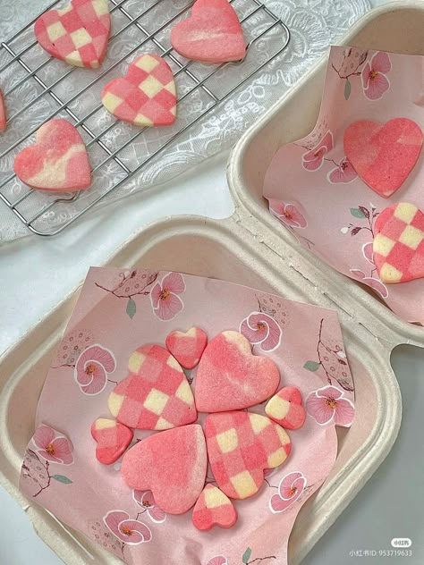 Cute Pink Food, Kawaii Dessert, Breakfast Recipes Sweet, Rainbow Cookies, Cute Baking, Cute Snacks, Pink Foods, Food Therapy, Pretty Cookies