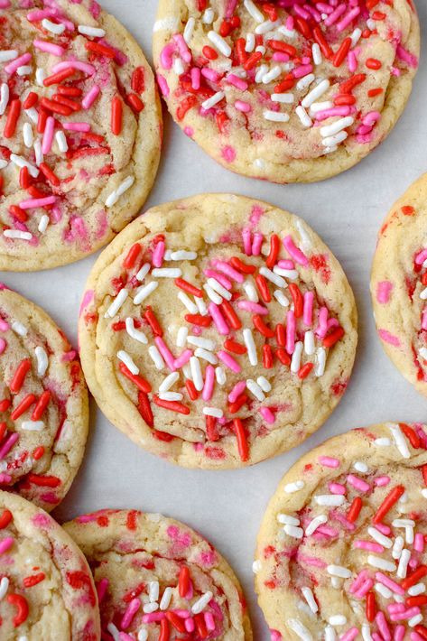 These Confetti Cookies are chewy, soft and packed with sprinkles and flavor. They are super easy to make and bake up very quickly. If you're looking for an easy, colorful and delicious cookie, this is the recipe for you! Confetti Desserts, Kids Desserts, Valentine Sweets, Confetti Cookies, Breakfast Cupcakes, Gourmet Cookie, Valentines Cookies, Stuffed Cookies, Crumbl Cookies