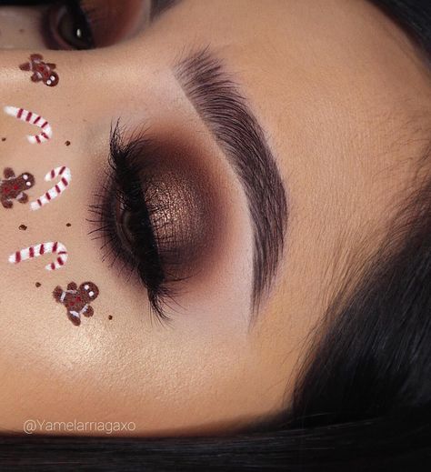 @yamelarriagaxo 😧🔥 Brown & Gold Smokey Eye + some funny looking Gingerbread men LOL @morphebrushes #25DaysOfChristmas Day 10 😋 ————————————————— Candycane… Ginger Bread Man Makeup, Brown Christmas Makeup, Gingerbread Eye Makeup, Gingerbread Makeup Look, Gingerbread Man Makeup, Gingerbread Makeup, Work Makeup Looks, Xmas Costumes, Gold Smokey Eye