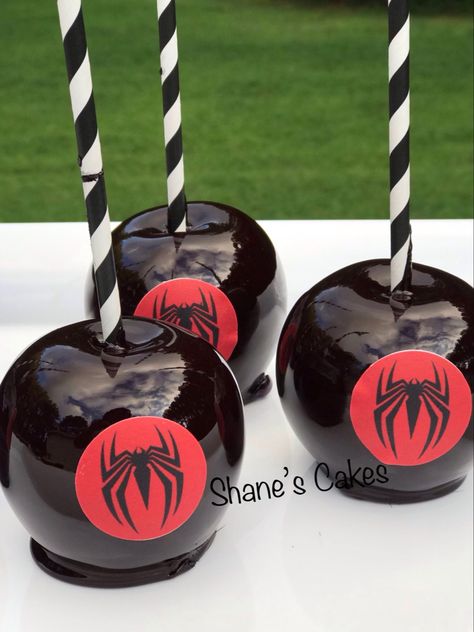 Spiderman Candy Apples, Spiderman Chocolate Covered Pretzels, Spiderman Chocolate Covered Oreos, Red And Black Candy Apples, Mickey Mouse Candy Apples, Black Poison Candy Apples, Spiderman Theme Party, Black Candy Apples, Halloween Basket