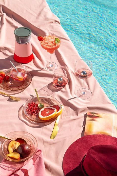 Guacamole Photography, Poolside Picnic, Poolside Food, Food Product Photography, Summer Sandwiches, Pool Party Kids, Glass Photography, Restaurant Photography, Summer Tea