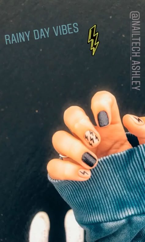 Black Lightening Bolt Nails, Black Lightning Bolt Nails, Lightning Bolt Nails Acrylic Western, Black Nails Lightning Bolt, Black Western Nail Designs, Lightning Nail Design, Black Nails With Lightning Bolt, Lightening Bolt Nail Design Western, Black Lightning Nails