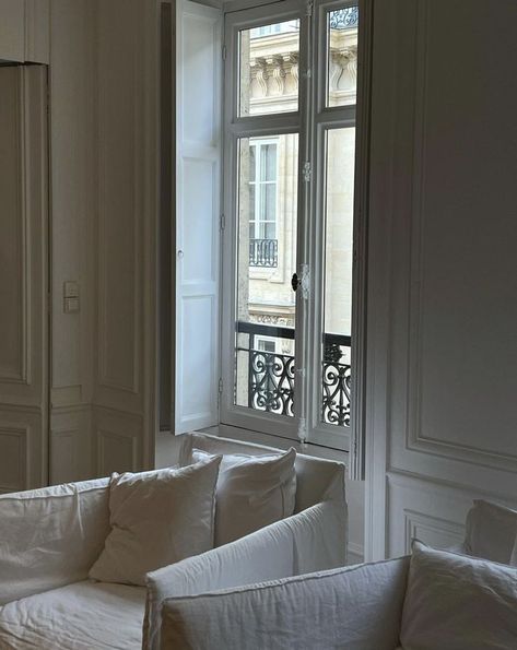 Paris Apartment Aesthetic Interior, Apartment Paris Aesthetic, White Parisian Apartment, Haussmann Paris Apartment, The Paris Apartment Book Aesthetic, Minimal Living Room, Parisian Interior, French Apartment, Parisian Apartment