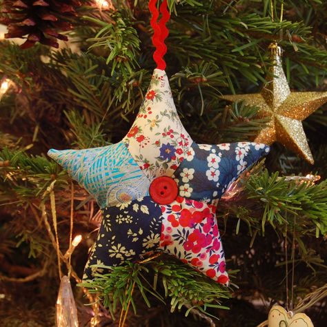 BLONDE DESIGN: Liberty Print Patchwork Star Tutorial Patchwork Star, Christmas Patchwork, Star Tutorial, Christmas Sewing Projects, Holiday Sewing, Fabric Sewing Patterns, Quilted Christmas Ornaments, Fabric Ornaments, Fabric Christmas Ornaments