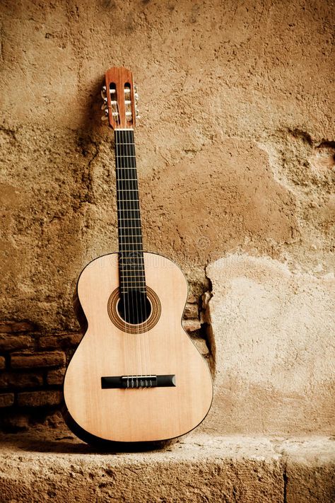 Flamenco Guitar Lessons, Guitar Lessons Fingerpicking, Flamenco Guitar, Acoustic Guitar Case, Spanish Guitar, Guitar Photos, Mexican Humor, Guitar Photography, Guitar Pics