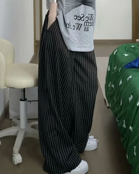 Obsessed with these Baggy Jeans ! 🤩 Comment your fave 1-6 Tailored Trousers Women, Wide Leg Suit Pants, Striped Palazzo Pants, Fashion Baggy, Estilo Harajuku, Striped Pant, Slacks For Women, 2 Piece Skirt Set, Vintage Corset