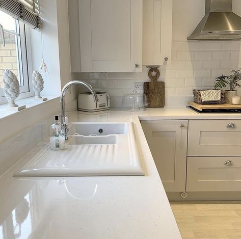 White Worktop Kitchen, Kitchen Worktop Makeover, Kitchen Worktop Ideas, Wooden Backsplash, White Kitchen Worktop, Small Kitchen Remodel Cost, White Worktop, Open Plan Kitchen Diner, Kitchen Improvements