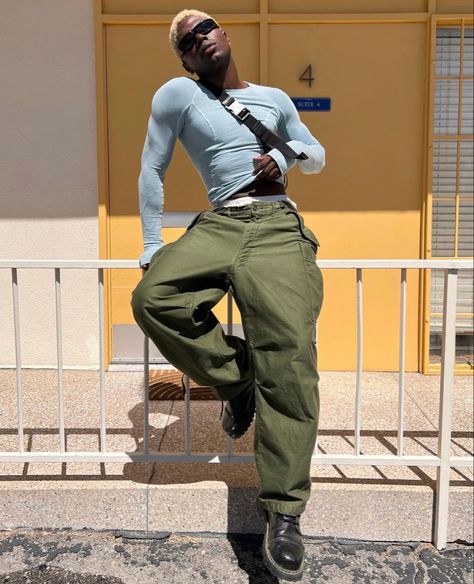 Vintage Streetwear Cargo Pants With Pockets, Men’s Futuristic Fashion, Men’s Cyberpunk Outfit, Military Cargo Pants For Streetwear, Futuristic Streetwear, Men’s Fashion Gorpcore, Estilo Indie, Retro Looks, Outfits Hombre