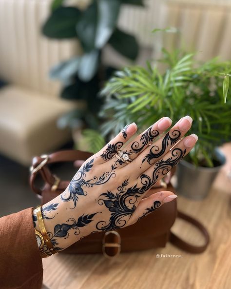 this is definitelyyy my most favourite design i’ve done on myself😍😍 i cannot stop staring at my hand 😩 💡 inspo : @hennaxsab 🍃 cones: @summaiya_hennashop . . . . . . . #henna #mehndi #hennartist #nikkah #wedding #london #pakistani #mehndidesign #art #bridalhenna #nails #elegant #hennastain #hennastainprogression #jagua #jaguahenna #aesthetic #jewelry Nikkah Mehndi Designs, Pakistani Henna, Nikkah Wedding, Kids Henna, Latest Arabic Mehndi Designs, Jagua Henna, Henna Inspo, Tattoo Red, Wedding London