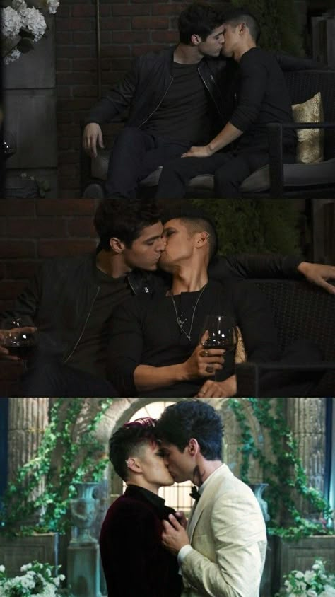 Malec Kiss, Shadowhunters Series, Magnus And Alec, Shadowhunters Malec, Light Skin Men, Matthew Daddario, Alec Lightwood, Men Kissing, Film Inspiration