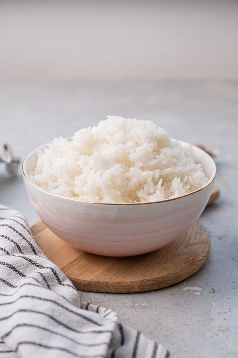 Learn the best way to cook Jasmine rice. It comes out perfectly cooked and fluffy. With the right rice to water ratio, it's great every time. White Rice Aesthetic, Kenny Core, Japanese White Rice, Boba Menu, Cook Jasmine Rice, Perfect Jasmine Rice, White Jasmine Rice, Jasmin Rice, Perfect White Rice