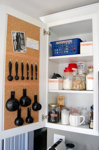 Tiny House Storage, Apartment Storage, Small Apartment Kitchen, Small Kitchen Organization, Space Saving Kitchen, Kitchen Hacks Organization, Apartment Organization, Diy Kitchen Storage, Kitchen Cabinet Organization