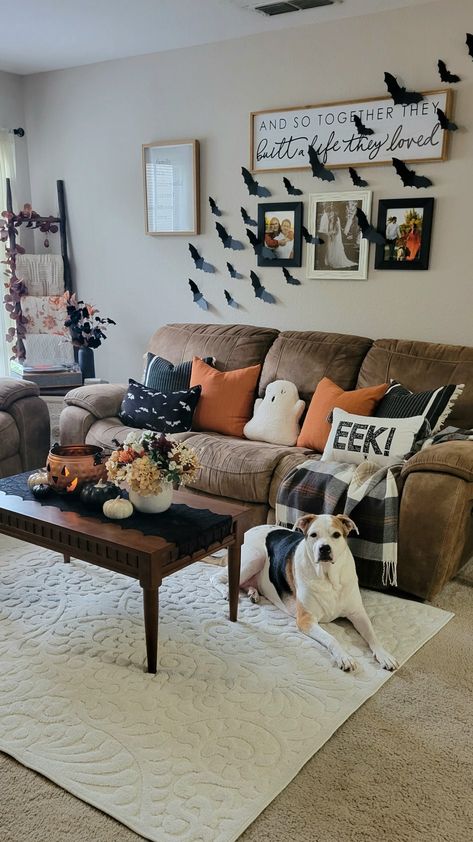 Cozy Living Rooms Halloween, Fall And Halloween Decor Ideas Apartment, Autumn Couch Decor, Spooky Season Living Room, Aesthetic Halloween Living Room, Halloween Interior Decor Living Room, Cute Halloween Indoor Decor, Classic Halloween Decor Living Room, Family Room Halloween Decor