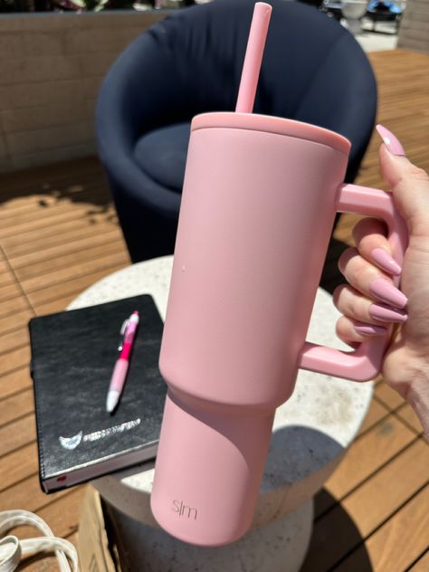 40 oz pink water bottle tumbler and matching pink nails Tumblr Water, Aesthetic Cups, Pink Tumbler, Trendy Water Bottles, Pink Water Bottle, Lavender Mist, Travel Water Bottle, Smoothie Cup, Pink Cups