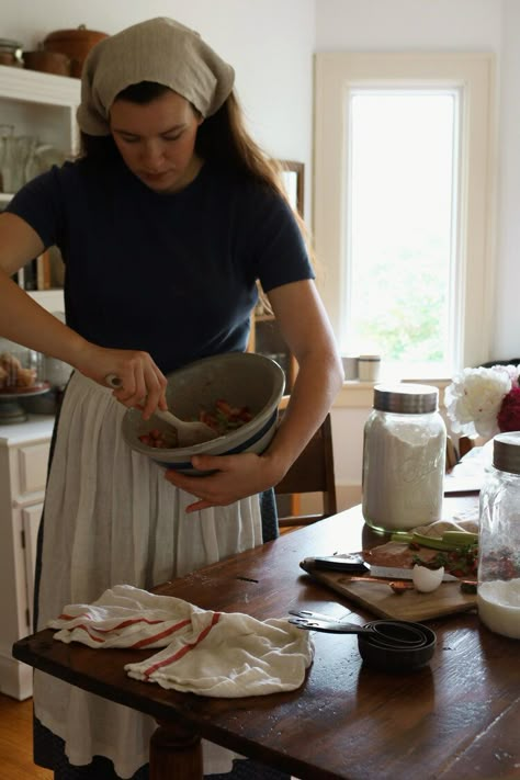 Women Baking, Homestead Baking, Woman In Kitchen Aesthetic, Woman Baking, Homestead Mom, Traditional Woman, Farm Mother Aesthetic, Woman Cooking, Homestead Life