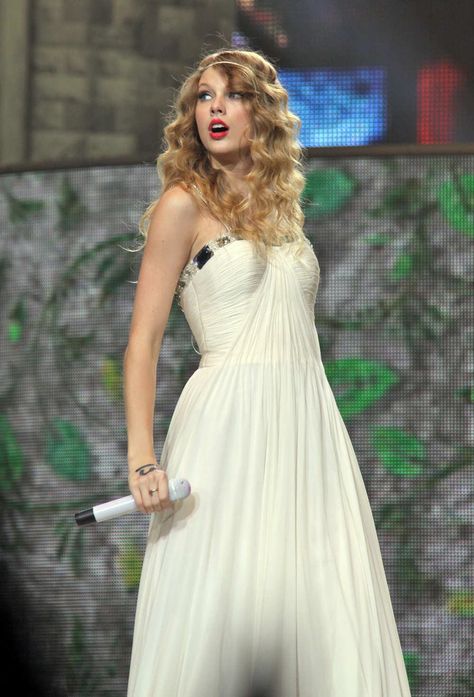 Taylor swift singing "Love Story" at the Fearless Tour! (After picture) Taylor Swift Love Story Dress, Taylor Swift Fearless Album, Love Story Dress, Taylor Swift Love Story, Taylor Swift Performing, Fearless Tour, Fearless Album, Taylor Swift Dress, Taylor Swift Tour Outfits