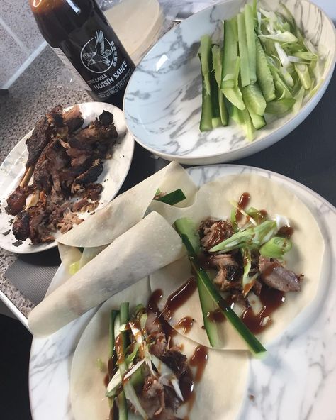 Becky Bootana 💋 on Instagram: “🦆 CRISPY DUCK PANCAKES 🦆- CHINESE FAKE AWAY 🤤 home made Roasted crispy duck legs with pancakes cucumbers 🥒 scallion and hoisin sauce 💦…” Chinese Duck Pancakes, Crispy Duck Pancakes, Duck Sushi, Chinese Duck, Chinese Fakeaway, Scallion Pancakes Chinese, Duck Pancakes, Crispy Duck, Sugar Puffs