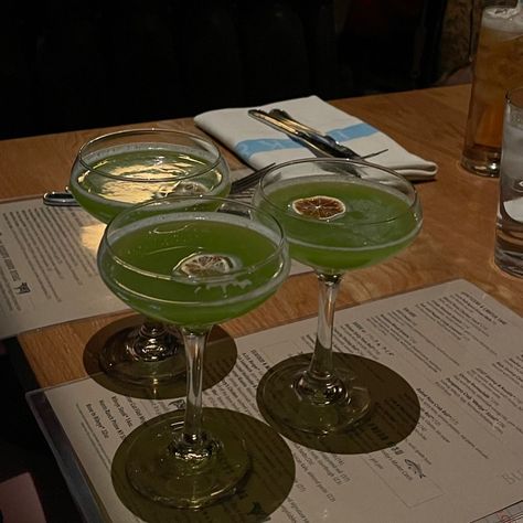 Fancy Drinks, Pretty Drinks, Green Juice, Wine And Dine, Drink Up, New Energy, Green Aesthetic, Pretty Food, Mocktails