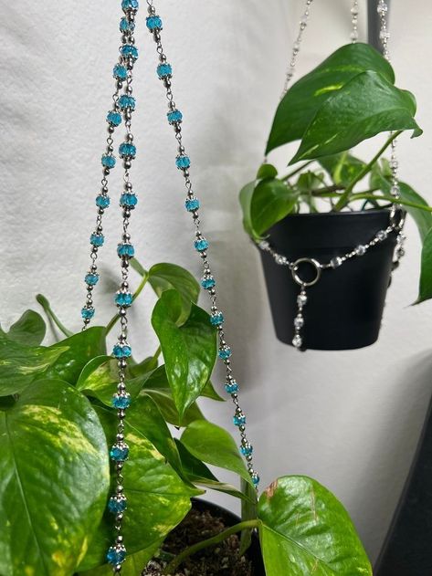 Beaded Plant Hangers, Plant Hangers Diy, Plants Stand, Beads Decor, Propagation Station, Wire Ideas, Hanging Plant Holder, Hanger Diy, Diy Plant Hanger