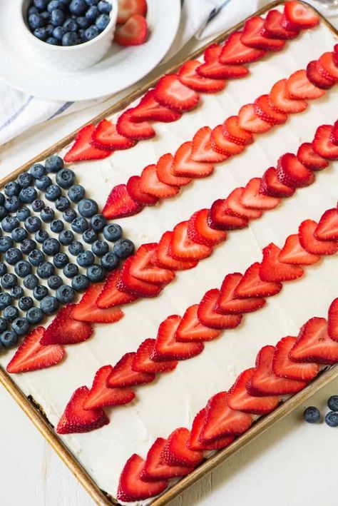 Flag Cake Recipe, American Flag Cake, Memorial Day Foods, Fourth Of July Cakes, Flag Cake, Patriotic Desserts, 4th Of July Cake, Blue Desserts, 4th Of July Desserts