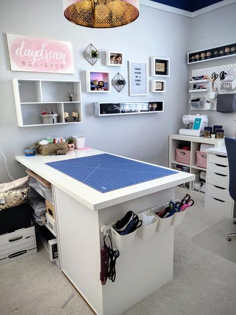 Room Ideas Bed, Office Craft Room Combo, Closet Room Ideas, Bed In Closet Aesthetic, Design Studio Workspace, Sewing Room Inspiration, Aesthetic Bed, Bed In Closet Ideas, Closet Aesthetic