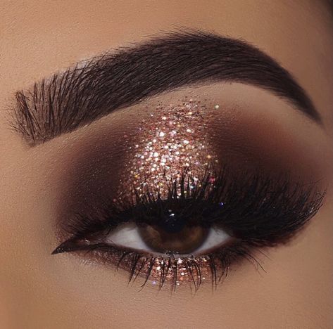 Deep brown matte halo eyeshaow with shimmer glitter accent Halo Eyeshadow, Halo Eye Makeup, Gold Makeup Looks, Eye Makeup Images, Eyeshadow Ideas, Wedding Eye Makeup, New Year's Makeup, Wedding Makeup For Brown Eyes, Prom Eye Makeup