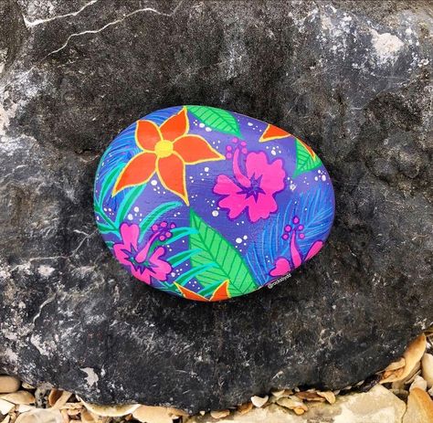 Tropical Rock Painting, Painted Garden Rocks, Shell Painting, Garden Rocks, Rock Flowers, Paint Rocks, Painted Shells, Rock Painting Ideas Easy, Succulent Gardening