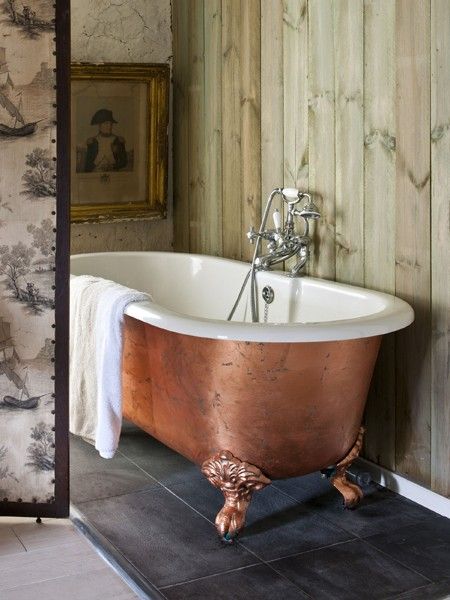 Lady Butterbug: ~Copper Leaf Tub~ Annie Sloan Colors, Bath Bedroom, Painted Bathroom, Copper Bath, Bathroom Transformation, Tub Ideas, Roll Top Bath, Decor Baie, Copper Leaf