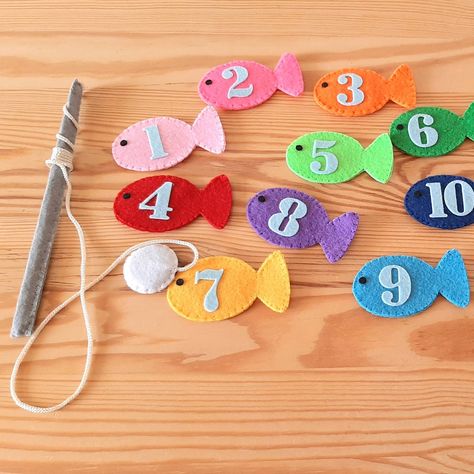 "Felt magnetic fishing toy" Felt Games Diy, Magnetic Fishing Game Diy, Felt Fishing Game, Fishing Games For Kids, Felt Games, Magnetic Fishing Game, Learning Preschool, Felt Fish, Magnet Toys