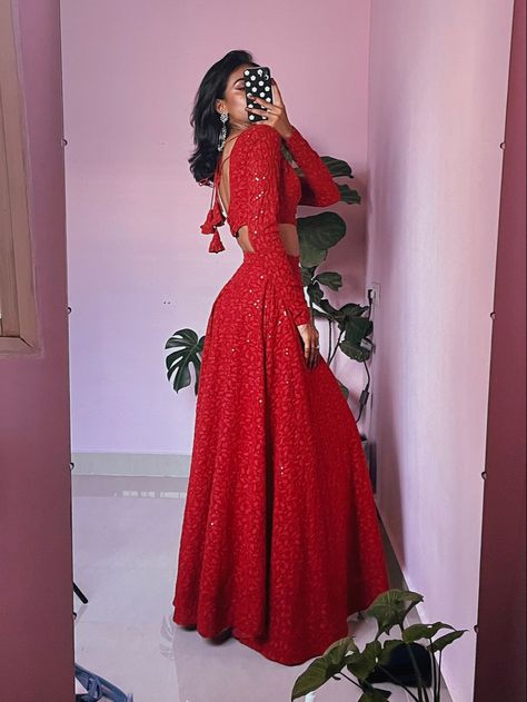 Lehenga Top Back Design, Rida Tharana Red Lehenga, Red Lehnga Dress, Red Lehenga Simple, Simple Lehenga, Indian Outfits Lehenga, Lehenga Designs Simple, Fancy Sarees Party Wear, Half Saree Designs